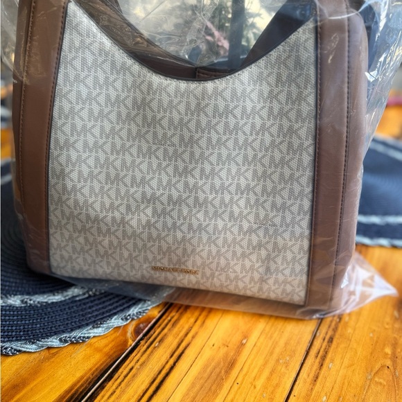 Michael Kors Rosemary Large Shoulder Tote – Vanilla/Acorn Logo Canvas - Picture 2 of 10